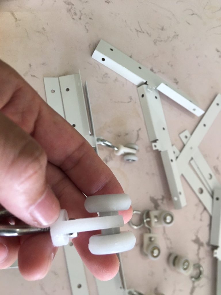 Bán thanh treo, pát treo, bánh xe đơn làm rèm nhựa PVC